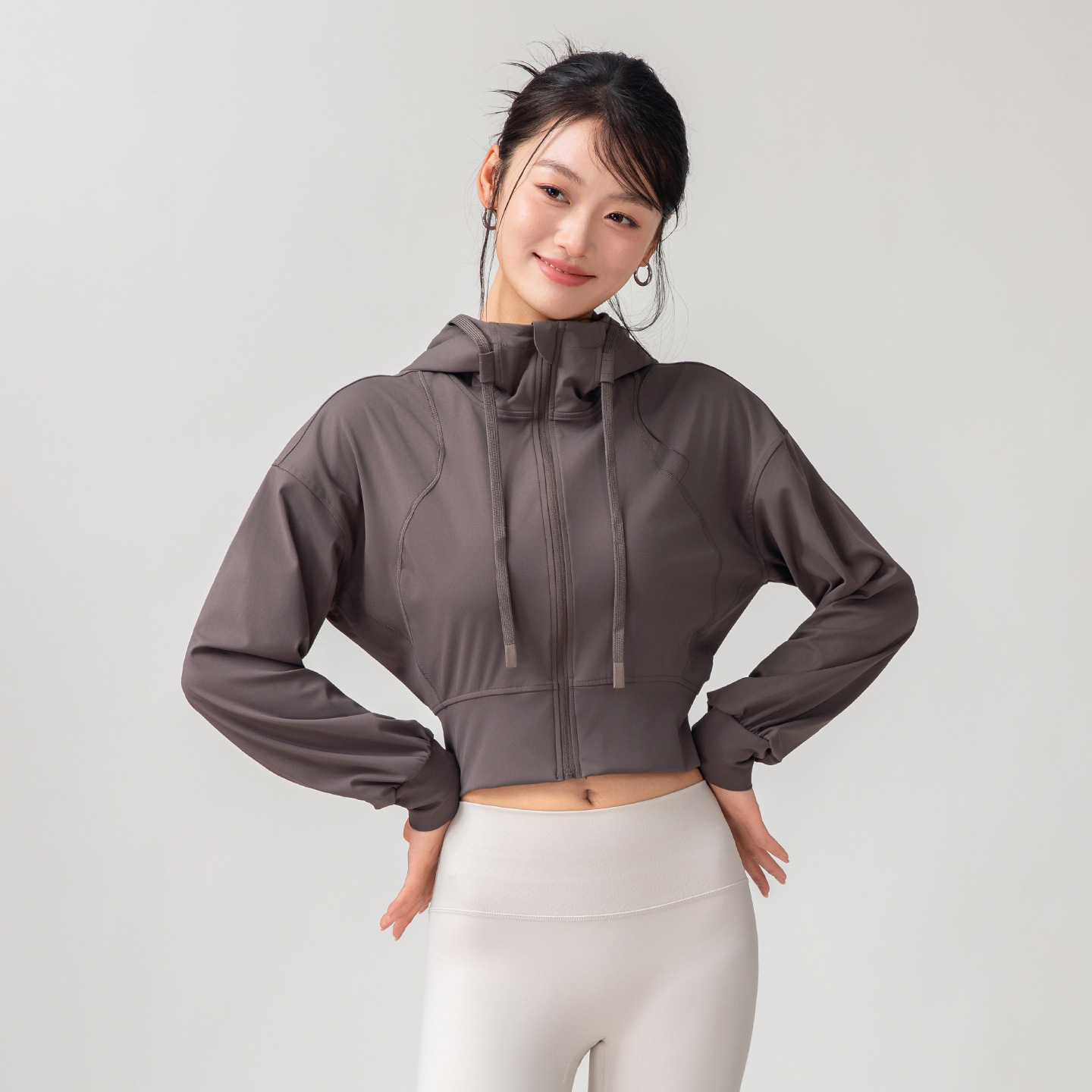 Yoga & Fitness Classes By Niharika Zirakpur Reviews - เสื้อโยคะผู้หญิงสีพื้น แขนยาว คอตั้ง มีฮู้ด สไตล์ลำลอง เรียบง่าย